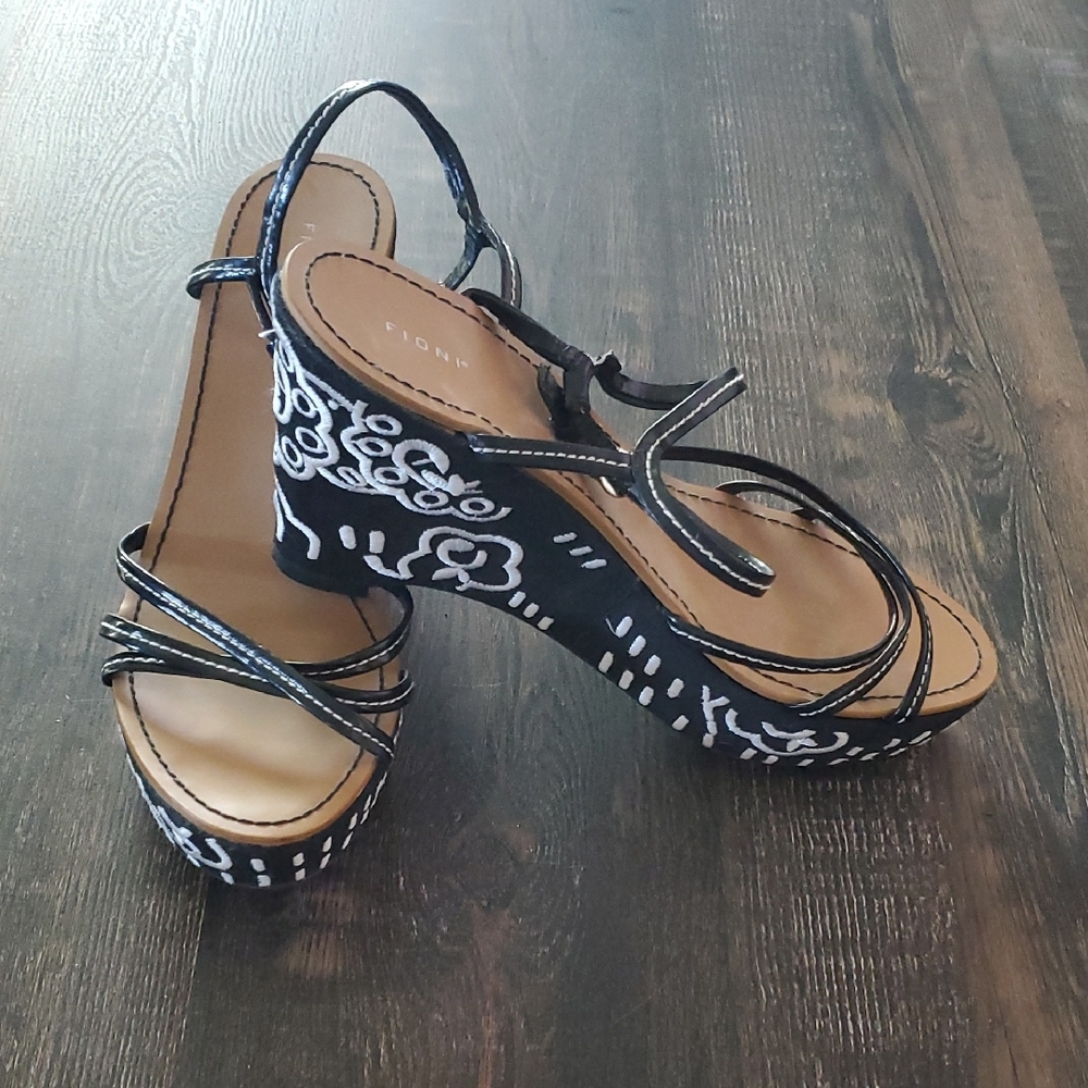 Fioni Black and White Women's Wedge Sandals